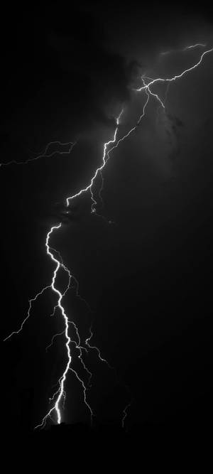 一道強大的閃電照亮了黑暗的暴風雨天空。