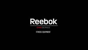 黑色背景上的 Reebok One Series 健身器材標誌