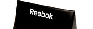 黑色 Reebok 拳擊靶墊，白色標誌，白色背景 — OLED 壁紙
