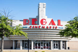 Regal Cinemas 16影院建築，周圍有綠樹和藍天。