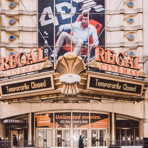 Regal Cinemas 戲院入口，帶有「暫時關閉」標誌和電影海報。