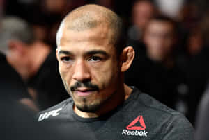 活動中身穿UFC Reebok襯衫的專注MMA拳手。