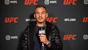 UFC拳手在記者會上對著麥克風發言。