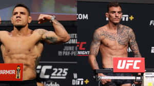 兩名有紋身的赤裸上身男性UFC拳手在稱重活動中擺姿勢。