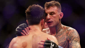 兩名筋疲力竭的MMA拳手在八角籠中賽後擁抱。 — 摔角 GIF 壁紙