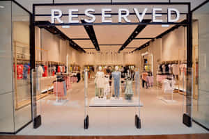Reserved服裝店內部，有模特兒和衣架。