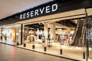 Reserved服裝店入口，配有玻璃牆和自動扶梯。