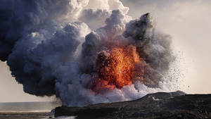 火山爆發，熔岩和煙霧籠罩岩石海岸