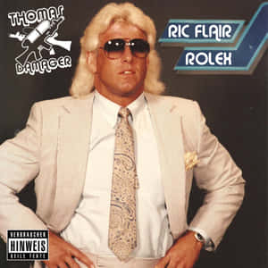 摔角手 Ric Flair 身穿細條紋西裝和太陽眼鏡，帶有 'Thomas Damager' 和 'Rolex' 標誌。