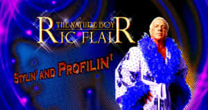 摔角手 Ric Flair 穿著藍色羽毛圍巾，身後有閃閃發光的文字擺姿勢。