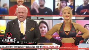 直播期間擂台上WWE評論員和摔角手。