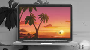 手提電腦屏幕顯示一個熱帶日落，有棕櫚樹和剪影，由真實的棕櫚葉框住。