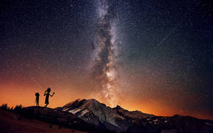 兩人在山頂觀賞銀河和流星。