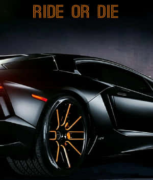 啞光黑色跑車，帶有橙色輪圈和「RIDE OR DIE」文字。