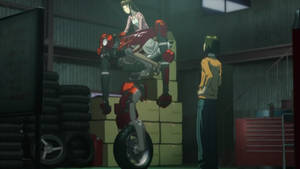 女孩喺車庫騎機械人獨輪車，另一個人睇住