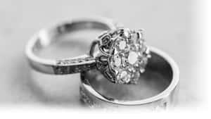 兩枚交織的結婚戒指，帶有黑白鑽石