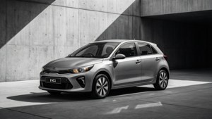 銀色Kia IG掀背車停在帶有戲劇性照明的混凝土車庫中。
