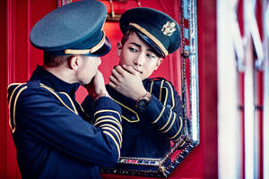兩名身穿金色飾邊海軍制服嘅男士，望住鏡中嘅倒影。