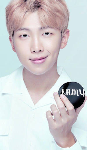 粉紅色頭髮的年輕男子手持一個寫有「ARMY」的黑色粉餅鏡。