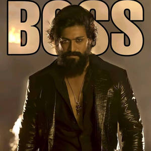 一個留鬍鬚的男人穿著黑色皮褸，背後有「BOSS」字樣。