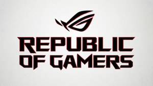 Republic of Gamers標誌，帶有眼睛徽章和粗體文字，位於白色背景上。 — 玩家國度 壁紙
