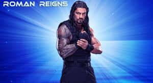Roman Reigns 身穿黑色戰術裝備，在發光的藍色星爆背景下站立。