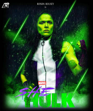 Ronda Rousey 飾演 She-Hulk 在暴風雨中，帶有綠色能量光束。 — Motorola Razr 70 Ultra 壁紙