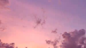 暮色天空中粉紅色和紫色的雲彩