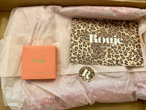 Rouje Paris 奢華開箱，附珊瑚色香水盒和豹紋包裝。