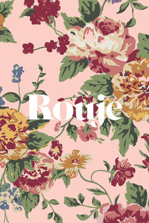 粉紅色背景上帶有牡丹、漿果和「Rouje」文字的花卉牆紙。