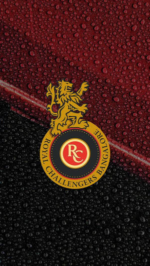 Royal Challengers Bangalore 板球隊標誌在濕滑表面上帶有水珠。