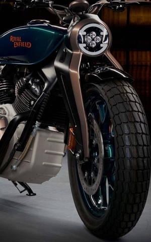 青綠色 Royal Enfield 摩托車，帶有鍍鉻細節和堅固輪胎（工作室）。 — 機車 壁紙