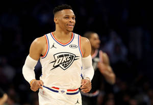 身穿白色OKC球衣的籃球運動員在比賽中在球場上奔跑。