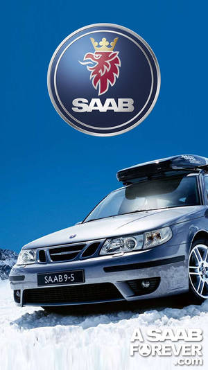 雪地上的銀色Saab 9-5旅行車，上方有Saab標誌。