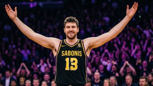 籃球運動員Sabonis 13號在擠滿人的場館中高舉雙臂慶祝。