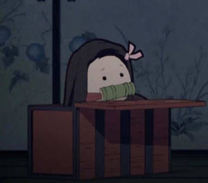 深色頭髮和粉紅色蝴蝶結的動漫女孩，在夜間將臉藏在木桌上的綠色卷軸後面。