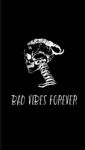 馬尾辮骷髏頭與黑色背景上的bad vibes forever文字