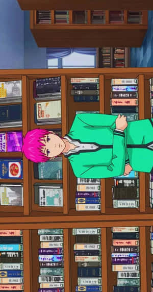 粉紅色頭髮的動漫男孩穿著綠色外套站在圖書館書架中。