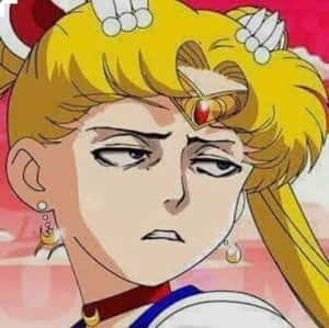 Sailor Moon 表情嚴肅，金色頭髮上帶有白色髮夾。 — 笑緊 壁紙