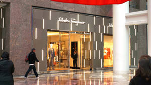 Salvatore Ferragamo商店入口，購物者和模特兒在豪華購物中心內。