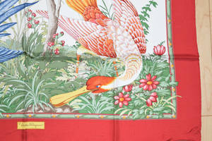 奢華絲巾，飾有紅色、綠色和粉紅色的鳥類和花卉插圖。