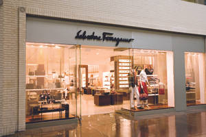 Salvatore Ferragamo豪華零售店，玻璃櫥窗和人體模型展示手袋和鞋子。