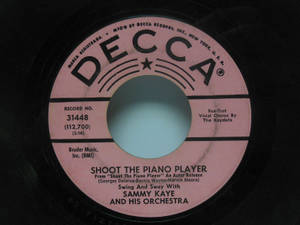 Sammy Kaye and His Orchestra 嘅《Shoot The Piano Player》嘅復古 Decca 唱片標籤。
