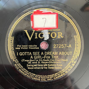 復古 Victor 唱片標籤的特寫，帶有金色文字和紅色貼紙。