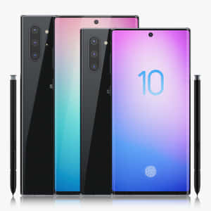 四部Samsung Galaxy Note 10智能手機，配備S Pen觸控筆，在白色背景上。