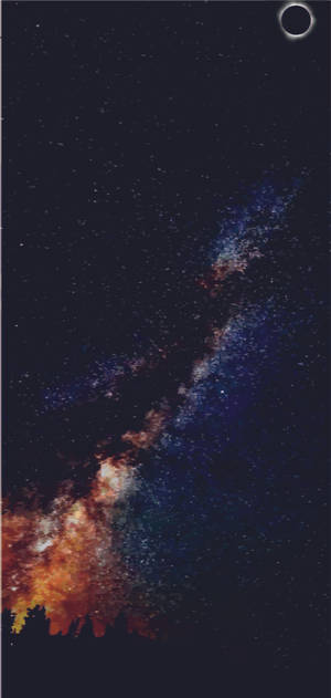 一個色彩繽紛的星系，在黑暗的天空中有星星和一彎新月。