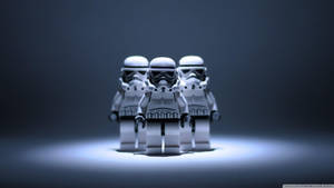 三個LEGO風暴兵在深色背景上被聚光燈照亮。