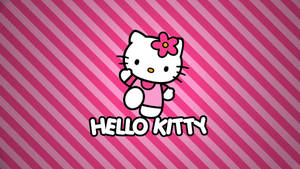 Hello Kitty 頭戴粉紅色花朵，在粉紅色條紋背景前揮手。