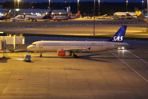 北歐航空飛機夜間停泊在機場閘口