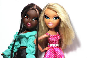 兩個 Bratz 公仔穿著色彩繽紛的服裝一起擺姿勢。
